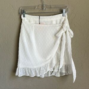 Superdown‎ white front wrap skirt size small New with tags side zipper textured